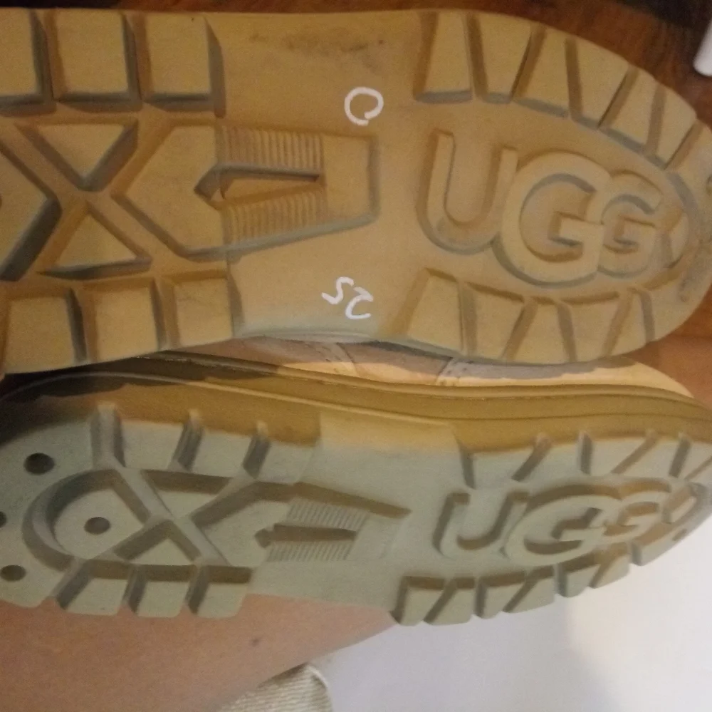 Ugg boots "cream" size 7 in womens - Picture 5 of 6